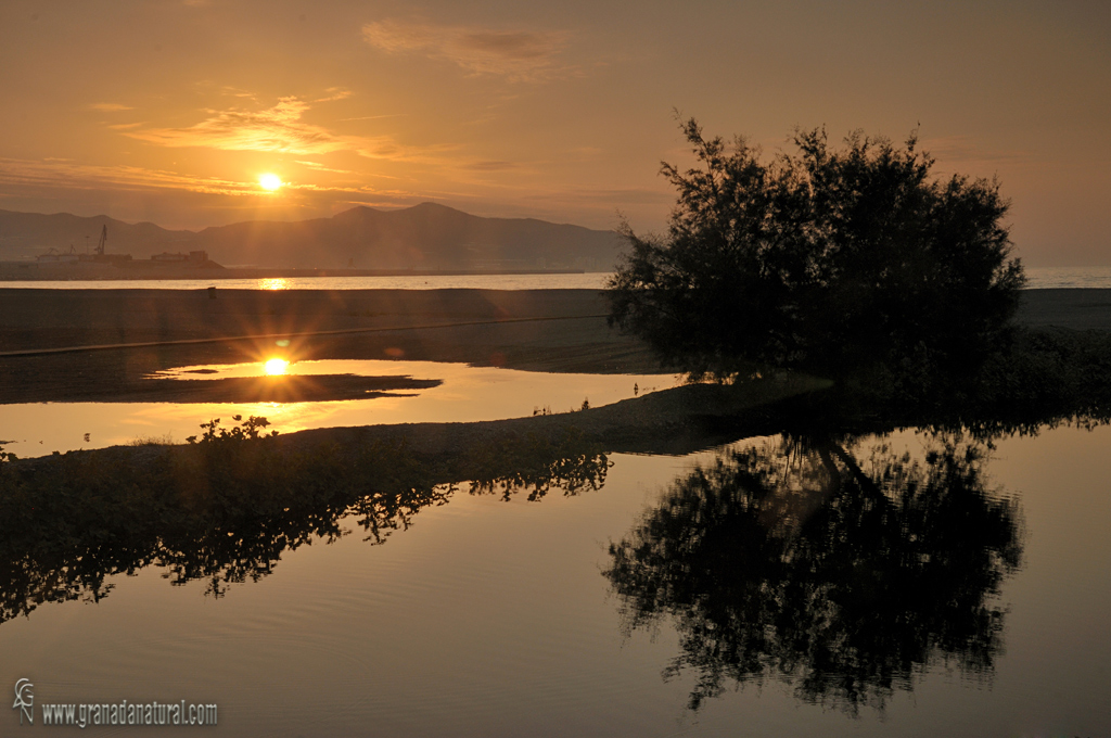 Reflejos en la playa de Poniente en Motril. Paisajes de Granada