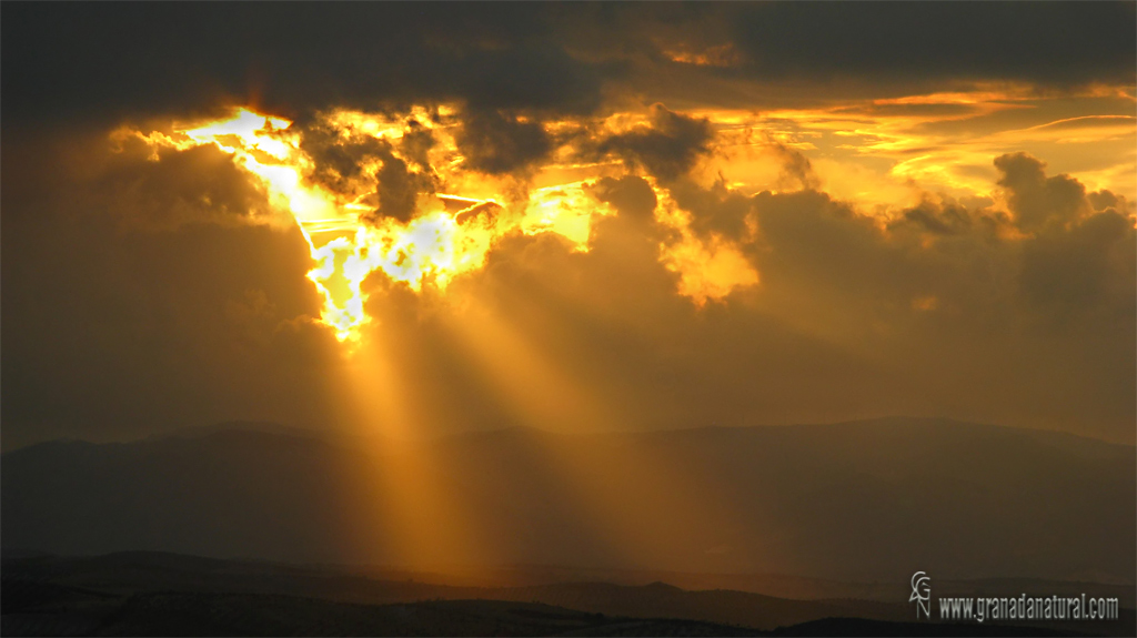 Anochece por Sierra Loja