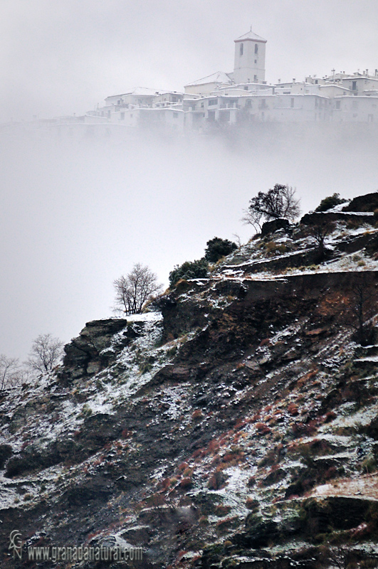 Capileira entre la niebla. Paisajes de la Alpujarra y Granada