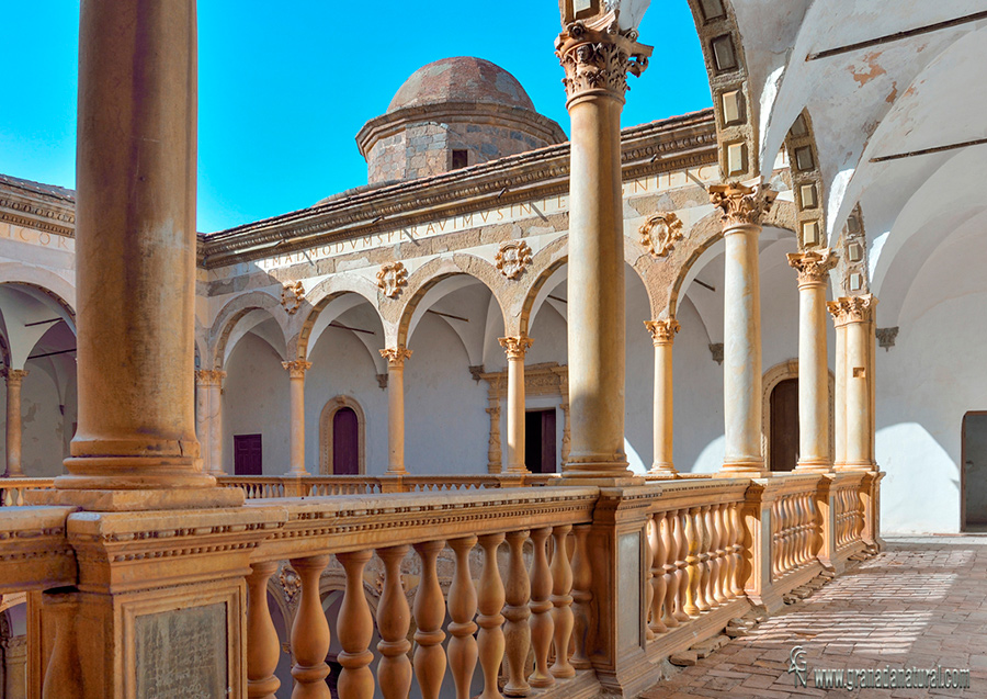 Claustro renacentista del Castillo de la Calahorra