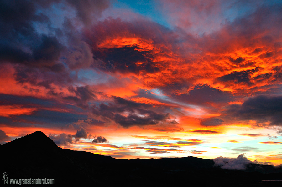 Nubes sobre el Cerro del Toro (Motril) . Paisajes de Granada