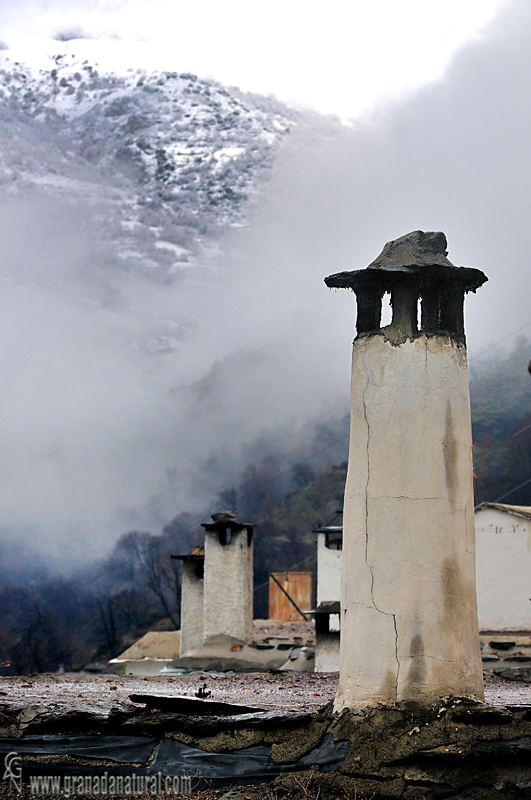 Chimeneas de Pampaneira y nevada. Paisajes de Granada