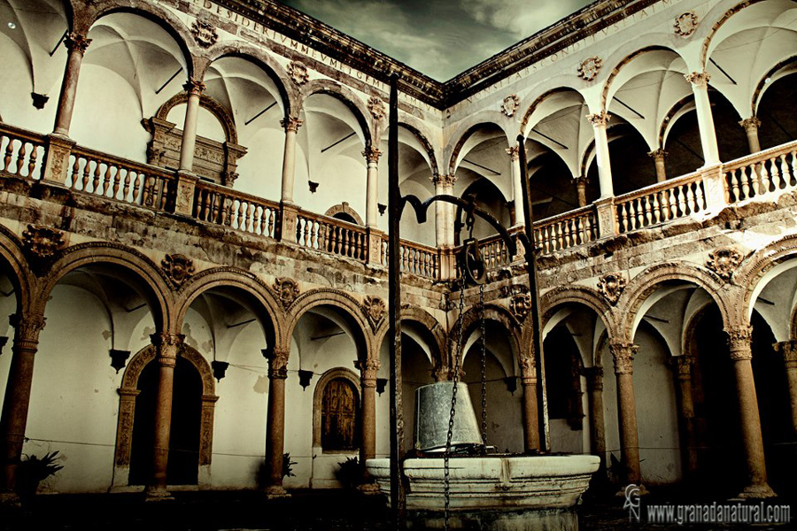 Patio interior renacentista del Castillo de la Calahorra