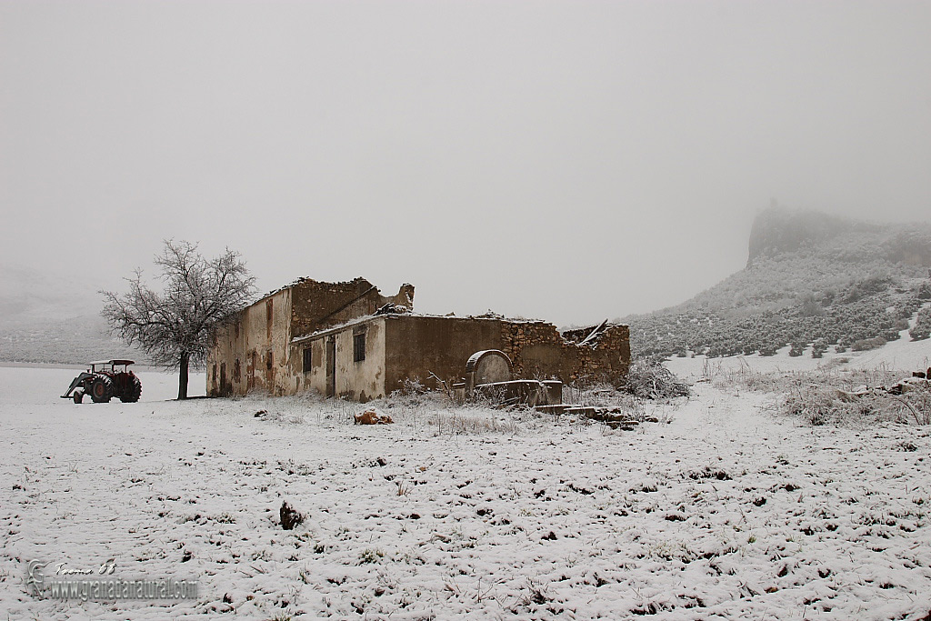 Cortijo nevado en Moclín. Cortijos de Granada