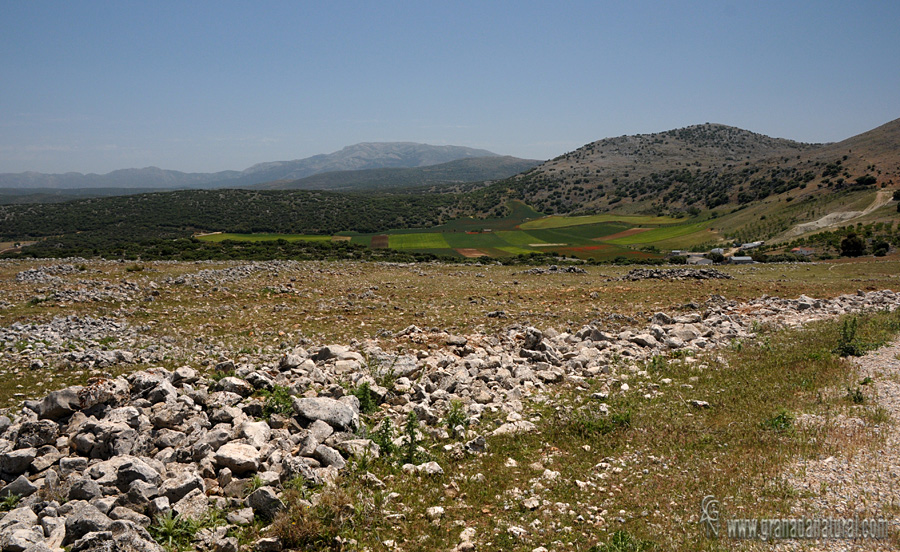 Lapiaz y dolina de Pilas de Dedil ( Alhama de Granada)