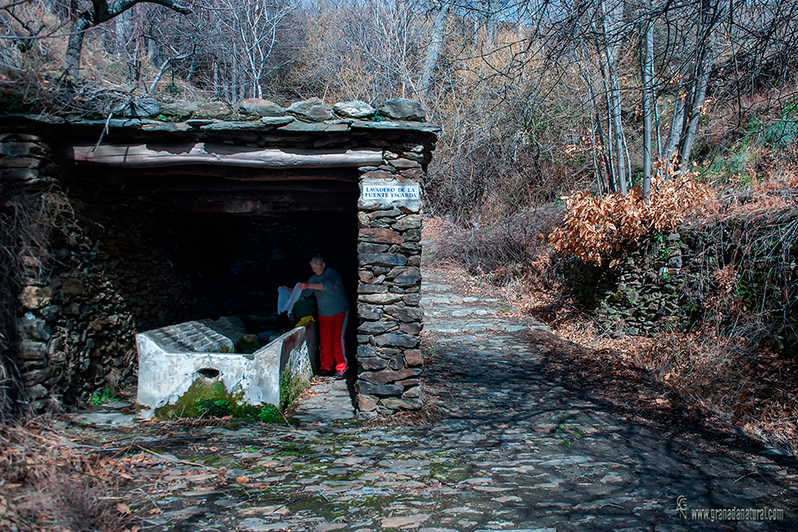 Lavadero de la Fuente Escardá ( Capilerilla). Fuentes de la Alpujarra