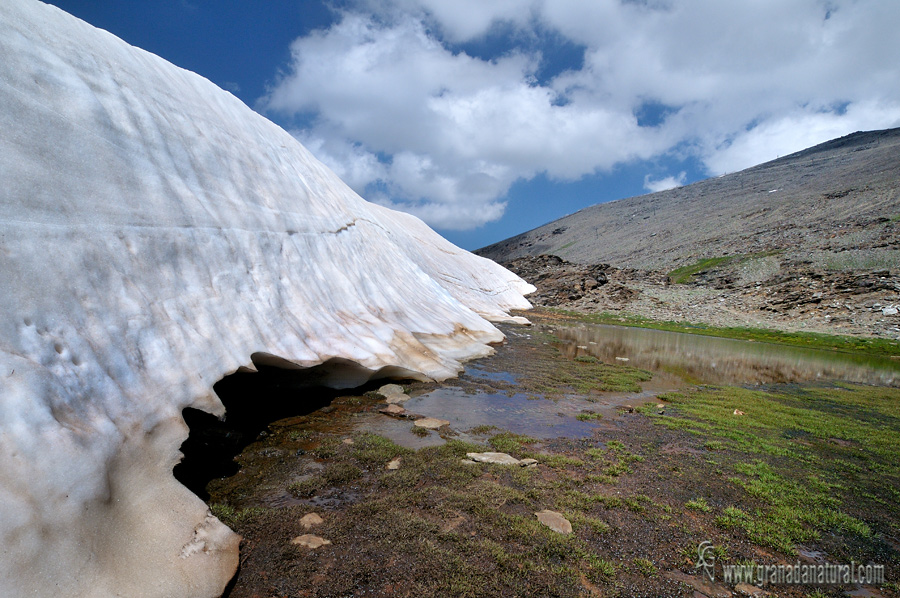 Nevero en los lagunillos de la Virgen. Paisajes de Sierra Nevada 