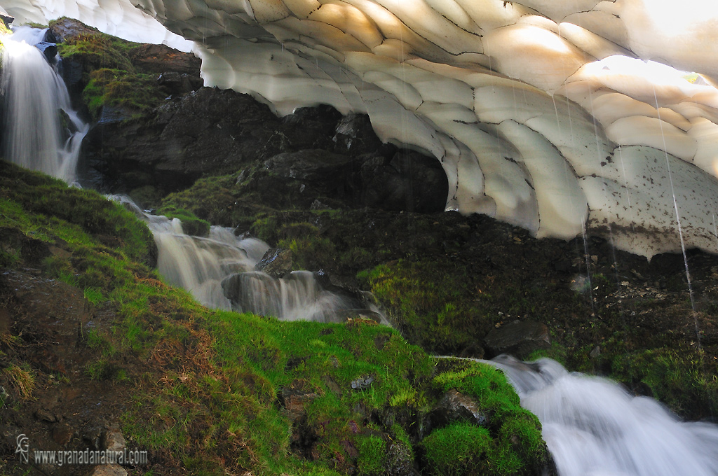 Túnel de hielo en Sierra Nevada