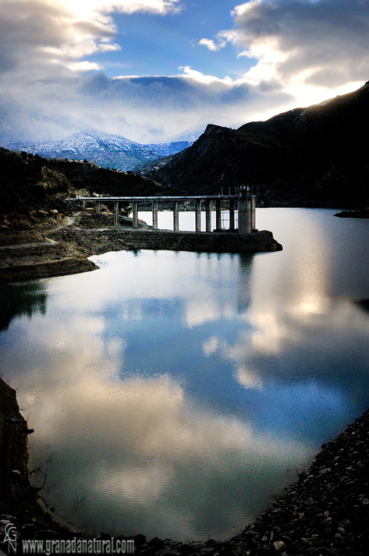 Reflejos en el pantano de Canales.Paisajes de Granada