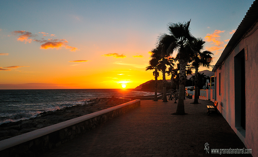 Atardecer en el paseo maritimo de Castillo de Ba�os. Atardeceres granadinos.