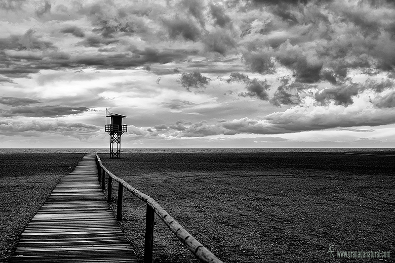 Playa de Poniente. Fotografía en blanco y negro