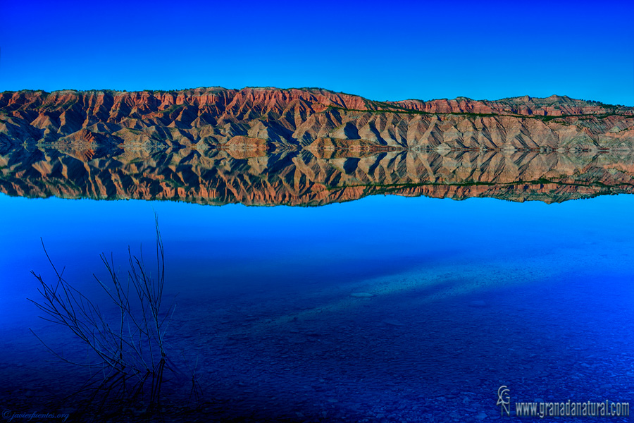 Reflejos en el pantano del Negratín. Paisajes de Granada