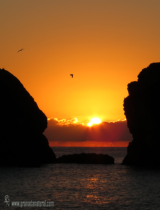 El sol entre las rocas de la Rijana. Paisajes de Granada