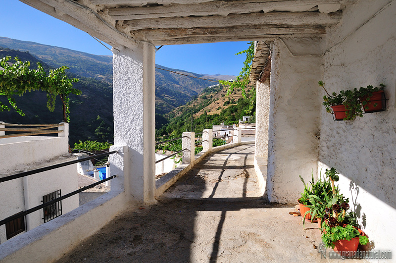 Tinao con vistas al barranco del Poqueira (Pampaneira). Pueblos de Granada