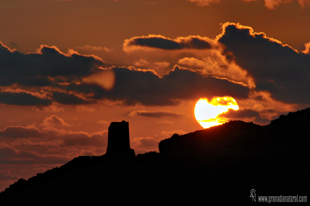 Torre del Zambullón al atardecer.  Paisajes de Granada