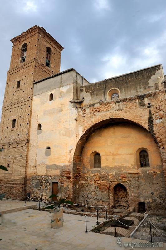 Iglesia fortaleza de la Encarnación y Plaza de Armas