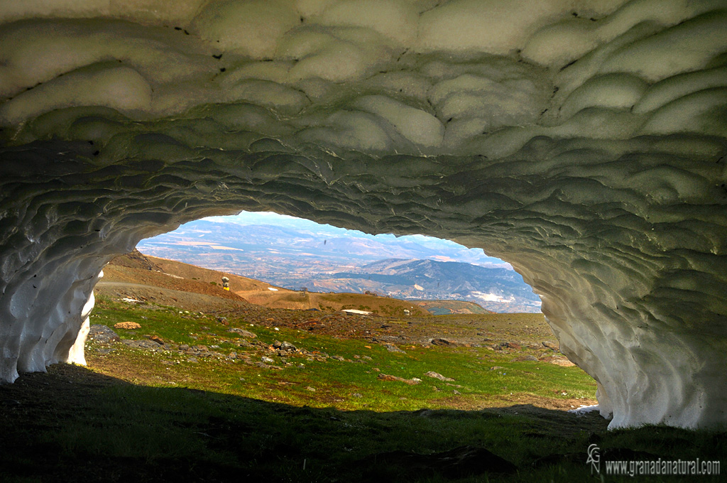 Túnel de hielo en el río Dílar. Paisajes de Granada